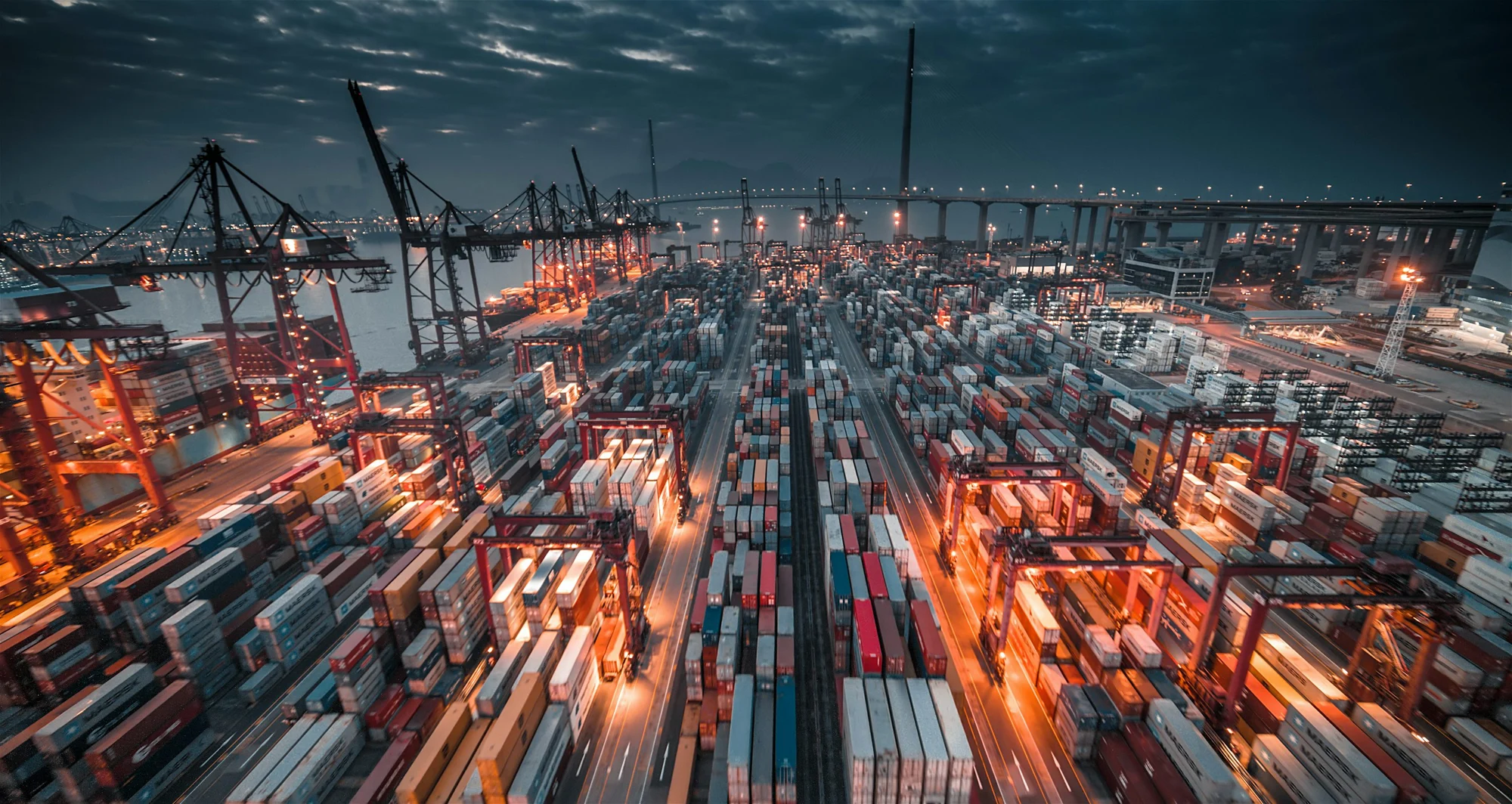 Containerhafen-Infrastruktur bei Dämmerung